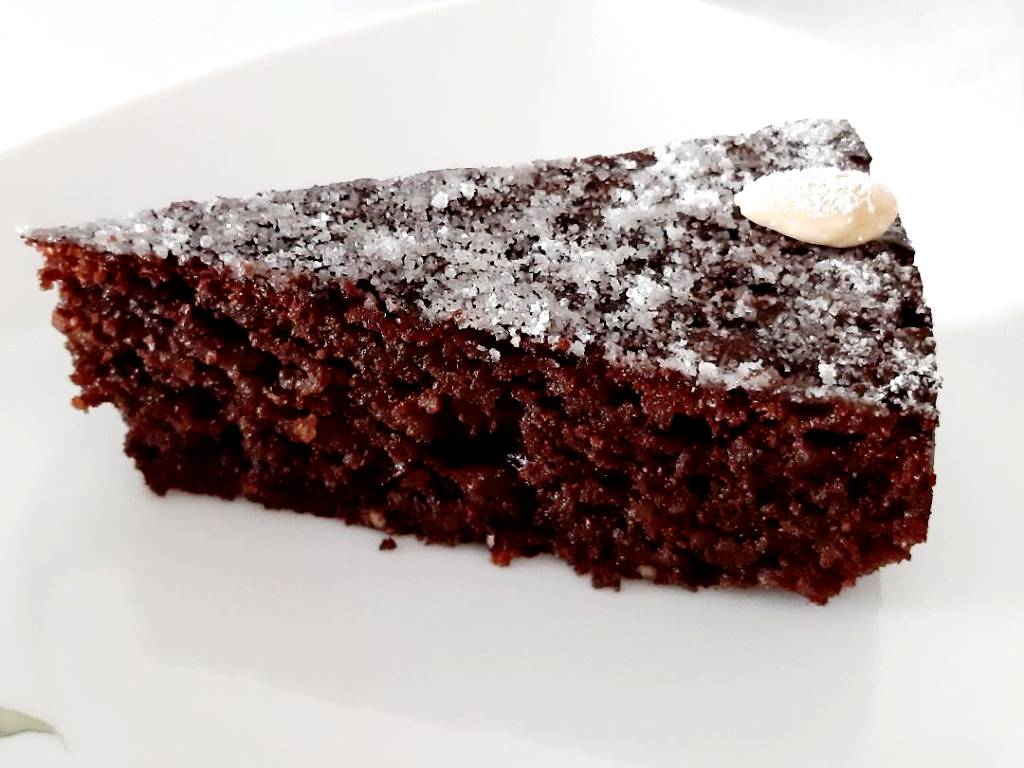 Fetta di torta caprese al cioccolato low carb keto e senza glutine