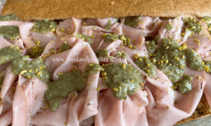 Pizza chetogenica farcita con mortadella e crema di pistacchio